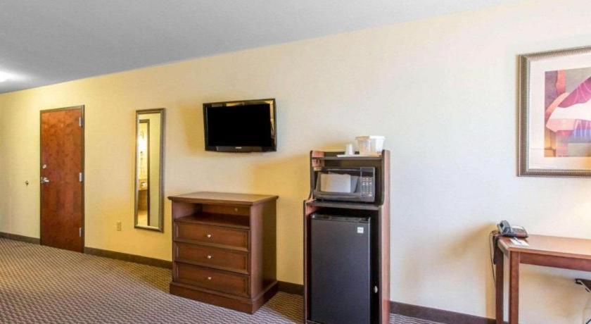 Comfort Inn & Suites Madisonville Exterior photo
